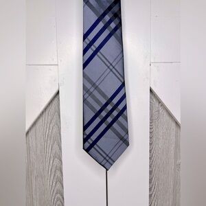 E1.13 Men’s 100% Silk Tie Grey/Navy silver background